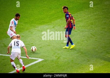 NEYMAR, BARCELONA FC, 2015: Neymar Jr sucht Platz am Rand der Box. Das letzte Spiel der Saison 2014-15 in Spanien zwischen Barcelona FC und Deportivo de La Coruna im Camp Nou, Barcelona am 23. Mai 2015. Das Spiel endete mit 2:2. Barcelona feierte den Sieg des Meisterschaftstitels und das letzte Heimspiel von Legende Xavi. Deportiva bekam den Punkt, den sie brauchten, um Abstieg zu vermeiden. Foto: Rob Watkins Stockfoto