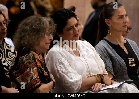 Mexiko-Stadt, Mexiko. Februar 2024. 25. Februar 2024, Mexiko-Stadt: Kulturministerin Alejandra Frausto, Margarita Bermudez während der posthumen Hommage an den Schriftsteller Jose Agustin Ramirez im Palast der Schönen Künste in Mexiko-Stadt. Am 25. Februar 2024 in Mexiko-Stadt, Mexiko (Foto: Luis Barron/Eyepix Group/SIPA USA). Quelle: SIPA USA/Alamy Live News Stockfoto