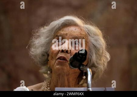 Mexiko-Stadt, Mexiko. Februar 2024. 25. Februar 2024, Mexiko-Stadt: Die Schriftstellerin und Schriftstellerin Elena Poniatowska spricht während der posthumen Hommage an den Schriftsteller Jose Agustin Ramirez im Palast der Schönen Künste in Mexiko-Stadt. Am 25. Februar 2024 in Mexiko-Stadt, Mexiko (Foto: Luis Barron/Eyepix Group/SIPA USA). Quelle: SIPA USA/Alamy Live News Stockfoto