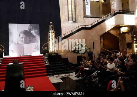 Mexiko-Stadt, Mexiko. Februar 2024. 25. Februar 2024, Mexiko-Stadt: Jose Agustin Ramirez Begräbnisurne während der posthumen Hommage im Palast der Schönen Künste in Mexiko-Stadt. Am 25. Februar 2024 in Mexiko-Stadt, Mexiko (Foto: Luis Barron/Eyepix Group/SIPA USA). Quelle: SIPA USA/Alamy Live News Stockfoto