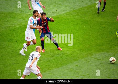 RAFINHA, BARCELONA FC, 2015: Rafinha aus Barcelona geht unter Druck. Das letzte Spiel der Saison 2014-15 in Spanien zwischen Barcelona FC und Deportivo de La Coruna im Camp Nou, Barcelona am 23. Mai 2015. Das Spiel endete mit 2:2. Barcelona feierte den Sieg des Meisterschaftstitels und das letzte Heimspiel von Legende Xavi. Deportiva bekam den Punkt, den sie brauchten, um Abstieg zu vermeiden. Foto: Rob Watkins Stockfoto