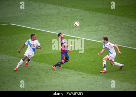 RAFINHA, BARCELONA FC, 2015: Rafinha aus Barcelona macht Spielraum und wird von Ivan Cavaleiro und Alberto Lopo gefordert. Das letzte Spiel der Saison 2014-15 in Spanien zwischen Barcelona FC und Deportivo de La Coruna im Camp Nou, Barcelona am 23. Mai 2015. Das Spiel endete mit 2:2. Barcelona feierte den Sieg des Meisterschaftstitels und das letzte Heimspiel von Legende Xavi. Deportiva bekam den Punkt, den sie brauchten, um Abstieg zu vermeiden. Foto: Rob Watkins Stockfoto