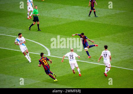 RAFINHA, BARCELONA FC, 2015: Rafinha aus Barcelona trifft ein Tor vom Rand der Box. Das letzte Spiel der Saison 2014-15 in Spanien zwischen Barcelona FC und Deportivo de La Coruna im Camp Nou, Barcelona am 23. Mai 2015. Das Spiel endete mit 2:2. Barcelona feierte den Sieg des Meisterschaftstitels und das letzte Heimspiel von Legende Xavi. Deportiva bekam den Punkt, den sie brauchten, um Abstieg zu vermeiden. Foto: Rob Watkins Stockfoto