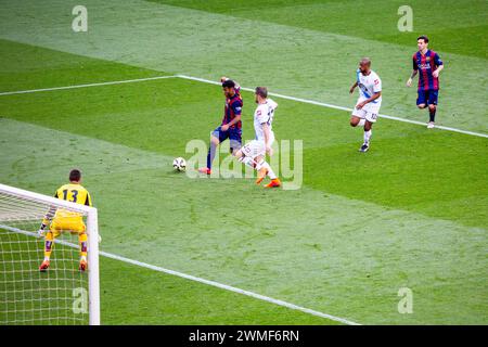 RAFINHA, BARCELONA FC, 2015: Rafinha aus Barcelona dribbelt unter Druck auf das Tor. Das letzte Spiel der Saison 2014-15 in Spanien zwischen Barcelona FC und Deportivo de La Coruna im Camp Nou, Barcelona am 23. Mai 2015. Das Spiel endete mit 2:2. Barcelona feierte den Sieg des Meisterschaftstitels und das letzte Heimspiel von Legende Xavi. Deportiva bekam den Punkt, den sie brauchten, um Abstieg zu vermeiden. Foto: Rob Watkins Stockfoto