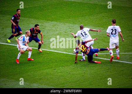 RAFINHA, BARCELONA FC, 2015: Rafinha aus Barcelona verliert eine Herausforderung an Sidnei am Rande der Box. Das letzte Spiel der Saison 2014-15 in Spanien zwischen Barcelona FC und Deportivo de La Coruna im Camp Nou, Barcelona am 23. Mai 2015. Das Spiel endete mit 2:2. Barcelona feierte den Sieg des Meisterschaftstitels und das letzte Heimspiel von Legende Xavi. Deportiva bekam den Punkt, den sie brauchten, um Abstieg zu vermeiden. Foto: Rob Watkins Stockfoto