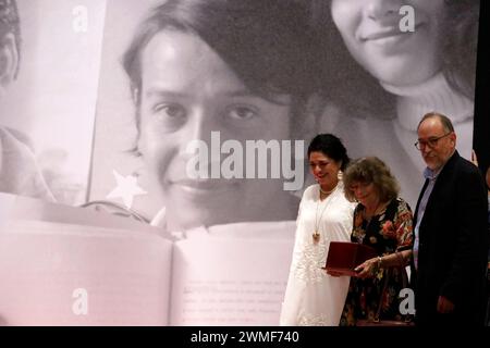 Mexiko-Stadt, Mexiko. Februar 2024. Kulturministerin Alejandra Frausto, Margarita Bermudez während der posthumen Hommage an den Schriftsteller Jose Agustin Ramirez im Palast der Schönen Künste in Mexiko-Stadt. Am 25. Februar 2024 in Mexiko-Stadt, Mexiko (Credit Image: © Luis Barron/eyepix via ZUMA Press Wire) NUR REDAKTIONELLE VERWENDUNG! Nicht für kommerzielle ZWECKE! Stockfoto