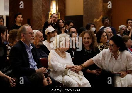 Mexiko-Stadt, Mexiko. Februar 2024. 25. Februar 2024, Mexiko-Stadt, Mexiko: Kulturministerin Alejandra Frausto, Schriftstellerin und Schriftstellerin Elena Poniatowska, Margarita Bermudez während der posthumen Hommage an den Schriftsteller Jose Agustin Ramirez im Palast der Schönen Künste in Mexiko-Stadt. Am 25. Februar 2024 in Mexiko-Stadt, Mexiko (Foto: Luis Barron/Eyepix Group/SIPA USA). Quelle: SIPA USA/Alamy Live News Stockfoto