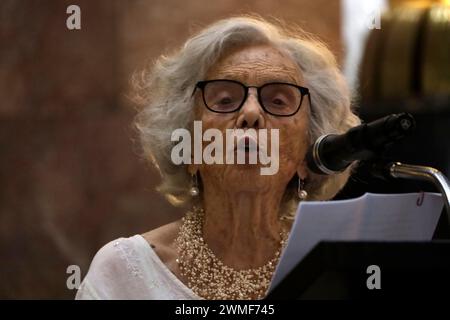 Mexiko-Stadt, Mexiko. Februar 2024. 25. Februar 2024, Mexiko-Stadt: Die Schriftstellerin und Schriftstellerin Elena Poniatowska spricht während der posthumen Hommage an den Schriftsteller Jose Agustin Ramirez im Palast der Schönen Künste in Mexiko-Stadt. Am 25. Februar 2024 in Mexiko-Stadt, Mexiko (Foto: Luis Barron/Eyepix Group/SIPA USA). Quelle: SIPA USA/Alamy Live News Stockfoto