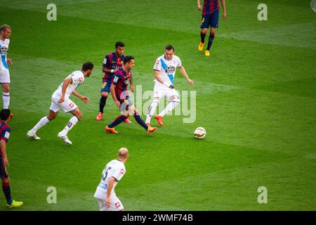 XAVI, ABSCHIEDSSPIEL, BARCELONA FC, 2015: Xavi Hernandez aus Barcelona macht einen Tiki-Taka Pass. Das letzte Spiel der Saison 2014-15 in Spanien zwischen Barcelona FC und Deportivo de La Coruna im Camp Nou, Barcelona am 23. Mai 2015. Das Spiel endete mit 2:2. Barcelona feierte den Sieg des Meisterschaftstitels und das letzte Heimspiel von Legende Xavi. Deportiva bekam den Punkt, den sie brauchten, um Abstieg zu vermeiden. Foto: Rob Watkins Stockfoto