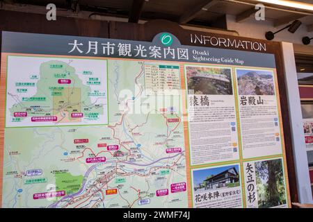 Otsuki Sightseeing Karte und Informationsschild, Otsuki Stadt in der Präfektur Yamanashi, Japan, Asien, 2023 Stockfoto