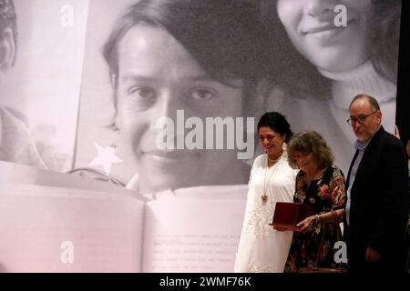 Mexiko-Stadt, Mexiko. Februar 2024. 25. Februar 2024, Mexiko-Stadt: Kulturministerin Alejandra Frausto, Margarita Bermudez während der posthumen Hommage an den Schriftsteller Jose Agustin Ramirez im Palast der Schönen Künste in Mexiko-Stadt. Am 25. Februar 2024 in Mexiko-Stadt, Mexiko (Foto: Luis Barron/Eyepix Group/SIPA USA). Quelle: SIPA USA/Alamy Live News Stockfoto