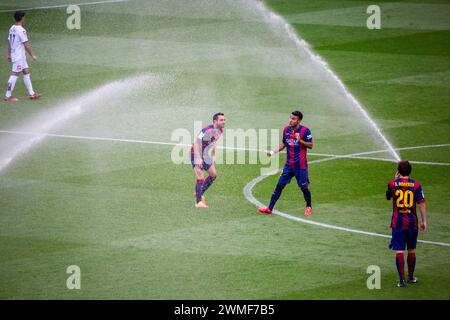 XAVI, LAUGHING, ABSCHIEDSSPIEL, BARCELONA FC, 2015: Xavi Hernandez aus Barcelona lacht, als eine Fehlfunktion des Sprinkersystems das Spiel in seinem Abschiedsauftritt stoppt. Das letzte Spiel der Saison 2014-15 in Spanien zwischen Barcelona FC und Deportivo de La Coruna im Camp Nou, Barcelona am 23. Mai 2015. Das Spiel endete mit 2:2. Barcelona feierte den Sieg des Meisterschaftstitels und das letzte Heimspiel von Legende Xavi. Deportiva bekam den Punkt, den sie brauchten, um Abstieg zu vermeiden. Foto: Rob Watkins Stockfoto