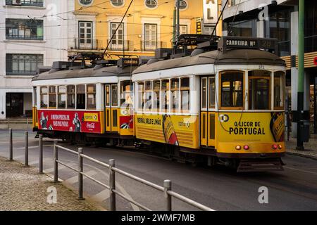 Straßenbahn 28, gelbe und rote Trolley fahren die Straße von Lissabon, Portugal. Februar 2024. Stockfoto