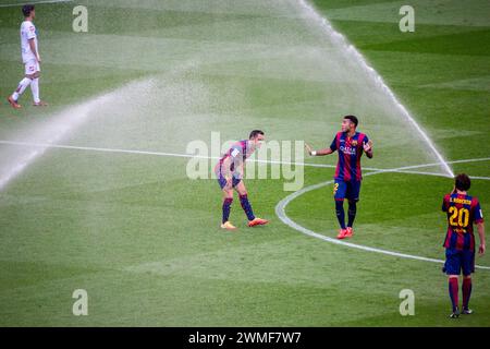 XAVI, LAUGHING, ABSCHIEDSSPIEL, BARCELONA FC, 2015: Xavi Hernandez aus Barcelona lacht, als eine Fehlfunktion des Sprinkersystems das Spiel in seinem Abschiedsauftritt stoppt. Das letzte Spiel der Saison 2014-15 in Spanien zwischen Barcelona FC und Deportivo de La Coruna im Camp Nou, Barcelona am 23. Mai 2015. Das Spiel endete mit 2:2. Barcelona feierte den Sieg des Meisterschaftstitels und das letzte Heimspiel von Legende Xavi. Deportiva bekam den Punkt, den sie brauchten, um Abstieg zu vermeiden. Foto: Rob Watkins Stockfoto