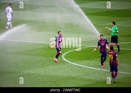 XAVI, LAUGHING, ABSCHIEDSSPIEL, BARCELONA FC, 2015: Xavi Hernandez aus Barcelona lacht, als eine Fehlfunktion des Sprinkersystems das Spiel in seinem Abschiedsauftritt stoppt. Das letzte Spiel der Saison 2014-15 in Spanien zwischen Barcelona FC und Deportivo de La Coruna im Camp Nou, Barcelona am 23. Mai 2015. Das Spiel endete mit 2:2. Barcelona feierte den Sieg des Meisterschaftstitels und das letzte Heimspiel von Legende Xavi. Deportiva bekam den Punkt, den sie brauchten, um Abstieg zu vermeiden. Foto: Rob Watkins Stockfoto