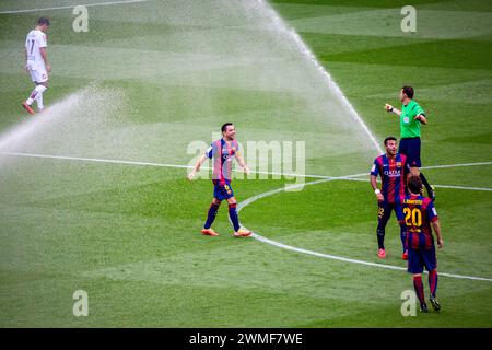 XAVI, LAUGHING, ABSCHIEDSSPIEL, BARCELONA FC, 2015: Xavi Hernandez aus Barcelona lacht, als eine Fehlfunktion des Sprinkersystems das Spiel in seinem Abschiedsauftritt stoppt. Das letzte Spiel der Saison 2014-15 in Spanien zwischen Barcelona FC und Deportivo de La Coruna im Camp Nou, Barcelona am 23. Mai 2015. Das Spiel endete mit 2:2. Barcelona feierte den Sieg des Meisterschaftstitels und das letzte Heimspiel von Legende Xavi. Deportiva bekam den Punkt, den sie brauchten, um Abstieg zu vermeiden. Foto: Rob Watkins Stockfoto