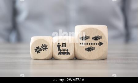 Holzblöcke mit Symbol für Weiterbildungskonzept Stockfoto