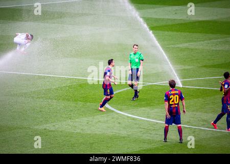 XAVI, LAUGHING, ABSCHIEDSSPIEL, BARCELONA FC, 2015: Xavi Hernandez aus Barcelona lacht, als eine Fehlfunktion des Sprinkersystems das Spiel in seinem Abschiedsauftritt stoppt. Das letzte Spiel der Saison 2014-15 in Spanien zwischen Barcelona FC und Deportivo de La Coruna im Camp Nou, Barcelona am 23. Mai 2015. Das Spiel endete mit 2:2. Barcelona feierte den Sieg des Meisterschaftstitels und das letzte Heimspiel von Legende Xavi. Deportiva bekam den Punkt, den sie brauchten, um Abstieg zu vermeiden. Foto: Rob Watkins Stockfoto