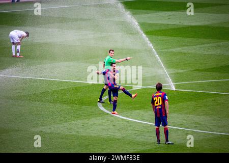 XAVI, LAUGHING, ABSCHIEDSSPIEL, BARCELONA FC, 2015: Xavi Hernandez aus Barcelona lacht, als eine Fehlfunktion des Sprinkersystems das Spiel in seinem Abschiedsauftritt stoppt. Das letzte Spiel der Saison 2014-15 in Spanien zwischen Barcelona FC und Deportivo de La Coruna im Camp Nou, Barcelona am 23. Mai 2015. Das Spiel endete mit 2:2. Barcelona feierte den Sieg des Meisterschaftstitels und das letzte Heimspiel von Legende Xavi. Deportiva bekam den Punkt, den sie brauchten, um Abstieg zu vermeiden. Foto: Rob Watkins Stockfoto