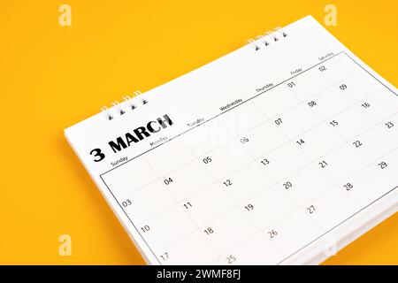 Schreibtischkalender März 2024 auf gelbem Hintergrund. Zeitplanung Tageskonzepte. Stockfoto