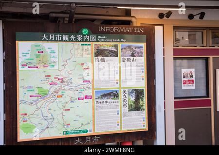 Otsuki Sightseeing Karte und Informationsschild, Otsuki Stadt in der Präfektur Yamanashi, Japan, Asien, 2023 Stockfoto