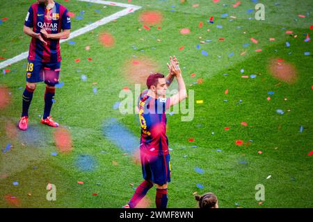 XAVI ABSCHIED, TITELFEIER, BARCELONA FC, 2015: Xavi Hernandez nimmt einen emotionalen Abschied von seinen liebenden Fans, während das Team den Titel der La Liga feiert. Das letzte Spiel der Saison 2014-15 in Spanien zwischen Barcelona FC und Deportivo de La Coruna im Camp Nou, Barcelona am 23. Mai 2015. Das Spiel endete mit 2:2. Barcelona feierte den Sieg des Meisterschaftstitels und das letzte Heimspiel von Legende Xavi. Deportiva bekam den Punkt, den sie brauchten, um Abstieg zu vermeiden. Foto: Rob Watkins Stockfoto