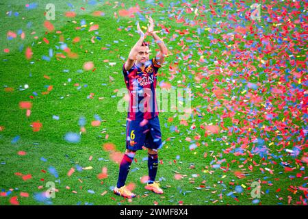 XAVI ABSCHIED, TITELFEIER, BARCELONA FC, 2015: Xavi Hernandez nimmt einen emotionalen Abschied von seinen liebenden Fans, während das Team den Titel der La Liga feiert. Das letzte Spiel der Saison 2014-15 in Spanien zwischen Barcelona FC und Deportivo de La Coruna im Camp Nou, Barcelona am 23. Mai 2015. Das Spiel endete mit 2:2. Barcelona feierte den Sieg des Meisterschaftstitels und das letzte Heimspiel von Legende Xavi. Deportiva bekam den Punkt, den sie brauchten, um Abstieg zu vermeiden. Foto: Rob Watkins Stockfoto