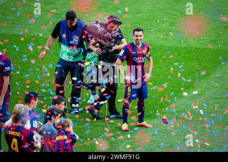 XAVI ABSCHIED, TITELFEIER, BARCELONA FC, 2015: Xavi Hernandez nimmt einen emotionalen Abschied von seinen liebenden Fans, während das Team den Titel der La Liga feiert. Das letzte Spiel der Saison 2014-15 in Spanien zwischen Barcelona FC und Deportivo de La Coruna im Camp Nou, Barcelona am 23. Mai 2015. Das Spiel endete mit 2:2. Barcelona feierte den Sieg des Meisterschaftstitels und das letzte Heimspiel von Legende Xavi. Deportiva bekam den Punkt, den sie brauchten, um Abstieg zu vermeiden. Foto: Rob Watkins Stockfoto