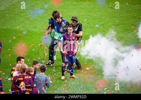 XAVI ABSCHIED, TITELFEIER, BARCELONA FC, 2015: Xavi Hernandez nimmt einen emotionalen Abschied von seinen liebenden Fans, während das Team den Titel der La Liga feiert. Das letzte Spiel der Saison 2014-15 in Spanien zwischen Barcelona FC und Deportivo de La Coruna im Camp Nou, Barcelona am 23. Mai 2015. Das Spiel endete mit 2:2. Barcelona feierte den Sieg des Meisterschaftstitels und das letzte Heimspiel von Legende Xavi. Deportiva bekam den Punkt, den sie brauchten, um Abstieg zu vermeiden. Foto: Rob Watkins Stockfoto