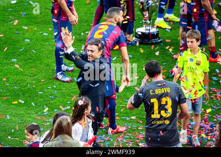 TITELFEIER, BARCELONA FC, 2015: Trainer Luis Enrique feiert den Titelgewinn der La Liga. Das letzte Spiel der Saison 2014-15 in Spanien zwischen Barcelona FC und Deportivo de La Coruna im Camp Nou, Barcelona am 23. Mai 2015. Das Spiel endete mit 2:2. Barcelona feierte den Sieg des Meisterschaftstitels und das letzte Heimspiel von Legende Xavi. Deportiva bekam den Punkt, den sie brauchten, um Abstieg zu vermeiden. Foto: Rob Watkins Stockfoto