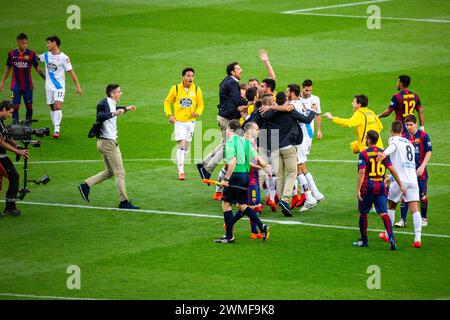 DEPORTIVO, ESCAPE LA LIGA RELEGATION, 2015: Deportivo-Spieler kitzeln wild beim letzten Pfiff, während der Punkt das Überleben der La Liga sicherstellt. Das letzte Spiel der Saison 2014-15 in Spanien zwischen Barcelona FC und Deportivo de La Coruna im Camp Nou, Barcelona am 23. Mai 2015. Das Spiel endete mit 2:2. Barcelona feierte den Sieg des Meisterschaftstitels und das letzte Heimspiel von Legende Xavi. Deportiva bekam den Punkt, den sie brauchten, um Abstieg zu vermeiden. Foto: Rob Watkins Stockfoto