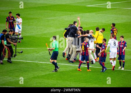 DEPORTIVO, ESCAPE LA LIGA RELEGATION, 2015: Deportivo-Spieler kitzeln wild beim letzten Pfiff, während der Punkt das Überleben der La Liga sicherstellt. Das letzte Spiel der Saison 2014-15 in Spanien zwischen Barcelona FC und Deportivo de La Coruna im Camp Nou, Barcelona am 23. Mai 2015. Das Spiel endete mit 2:2. Barcelona feierte den Sieg des Meisterschaftstitels und das letzte Heimspiel von Legende Xavi. Deportiva bekam den Punkt, den sie brauchten, um Abstieg zu vermeiden. Foto: Rob Watkins Stockfoto