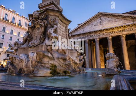 Delfinbrunnen und Pantheon von Agrippa, 126 v. Chr. Roma, Latium, Italia Stockfoto