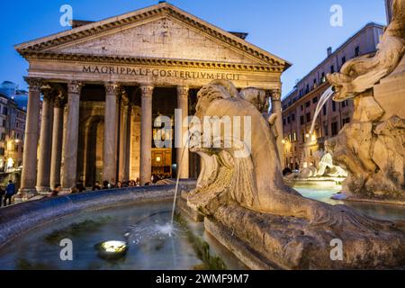 Delfinbrunnen und Pantheon von Agrippa, 126 v. Chr. Roma, Latium, Italia Stockfoto