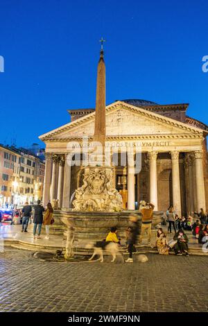 Delfinbrunnen und Pantheon von Agrippa, 126 v. Chr. Roma, Latium, Italia Stockfoto