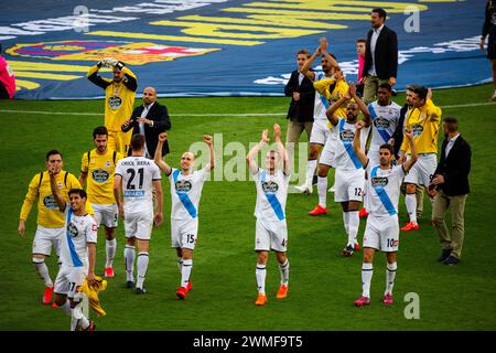 DEPORTIVO, ESCAPE LA LIGA RELEGATION, 2015: Deportivo-Spieler zerkratzen wild mit ihren Auswärtsfans beim letzten Pfiff, während der Punkt das Überleben der La Liga sicherstellt. Das letzte Spiel der Saison 2014-15 in Spanien zwischen Barcelona FC und Deportivo de La Coruna im Camp Nou, Barcelona am 23. Mai 2015. Das Spiel endete mit 2:2. Barcelona feierte den Sieg des Meisterschaftstitels und das letzte Heimspiel von Legende Xavi. Deportiva bekam den Punkt, den sie brauchten, um Abstieg zu vermeiden. Foto: Rob Watkins Stockfoto