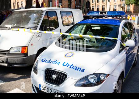 FANS, BARCELONA FC, 2015: Polizeifahrzeuge vor dem Stadion. Die Fans versammeln sich vor dem Spiel im Camp Nou. Das letzte Spiel der Saison 2014-15 in Spanien zwischen Barcelona FC und Deportivo de La Coruna im Camp Nou, Barcelona am 23. Mai 2015. Das Spiel endete mit 2:2. Barcelona feierte den Sieg des Meisterschaftstitels und das letzte Heimspiel von Legende Xavi. Deportiva bekam den Punkt, den sie brauchten, um Abstieg zu vermeiden. Foto: Rob Watkins Stockfoto