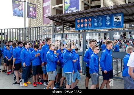 FANS, BARCELONA FC, 2015: Ein lokales Schulteam nimmt an dem Spiel Teil. Die Fans versammeln sich vor dem Spiel im Camp Nou. Das letzte Spiel der Saison 2014-15 in Spanien zwischen Barcelona FC und Deportivo de La Coruna im Camp Nou, Barcelona am 23. Mai 2015. Das Spiel endete mit 2:2. Barcelona feierte den Sieg des Meisterschaftstitels und das letzte Heimspiel von Legende Xavi. Deportiva bekam den Punkt, den sie brauchten, um Abstieg zu vermeiden. Foto: Rob Watkins Stockfoto