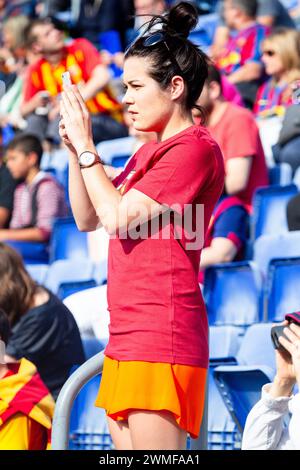 FANS, BARCELONA FC, 2015: Eine junge Frau in Barca Merchandise and Shorts macht ein Foto. Die Fans versammeln sich vor dem Spiel im Camp Nou. Das letzte Spiel der Saison 2014-15 in Spanien zwischen Barcelona FC und Deportivo de La Coruna im Camp Nou, Barcelona am 23. Mai 2015. Das Spiel endete mit 2:2. Barcelona feierte den Sieg des Meisterschaftstitels und das letzte Heimspiel von Legende Xavi. Deportiva bekam den Punkt, den sie brauchten, um Abstieg zu vermeiden. Foto: Rob Watkins Stockfoto