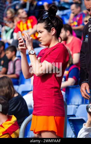 FANS, BARCELONA FC, 2015: Eine junge Frau in Barca Merchandise and Shorts macht ein Foto. Die Fans versammeln sich vor dem Spiel im Camp Nou. Das letzte Spiel der Saison 2014-15 in Spanien zwischen Barcelona FC und Deportivo de La Coruna im Camp Nou, Barcelona am 23. Mai 2015. Das Spiel endete mit 2:2. Barcelona feierte den Sieg des Meisterschaftstitels und das letzte Heimspiel von Legende Xavi. Deportiva bekam den Punkt, den sie brauchten, um Abstieg zu vermeiden. Foto: Rob Watkins Stockfoto