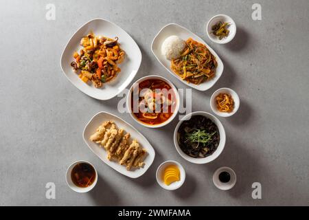 Süß-saures Schweinefleisch koreanisches Gericht Reis mit gebratenen Glasnudeln und Gemüse gebratene Meeresfrüchte und Gemüse scharfe Meeresfrüchte-Nudelsuppe Stockfoto