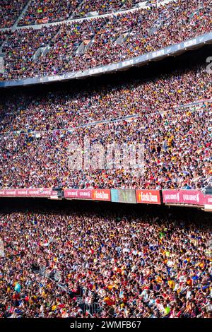 FANS, BARCELONA FC, TITELFEIER 2015: Die Tribünen sind voll, während die Fans von Barcelona im Camp Nou den Titel der La Liga mit Stil gewinnen. Das letzte Spiel der Saison 2014-15 in Spanien zwischen Barcelona FC und Deportivo de La Coruna im Camp Nou, Barcelona am 23. Mai 2015. Das Spiel endete mit 2:2. Barcelona feierte den Sieg des Meisterschaftstitels und das letzte Heimspiel von Legende Xavi. Deportiva bekam den Punkt, den sie brauchten, um Abstieg zu vermeiden. Foto: Rob Watkins Stockfoto