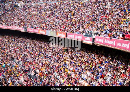 FANS, BARCELONA FC, TITELFEIER 2015: Die Tribünen sind voll, während die Fans von Barcelona im Camp Nou den Titel der La Liga mit Stil gewinnen. Das letzte Spiel der Saison 2014-15 in Spanien zwischen Barcelona FC und Deportivo de La Coruna im Camp Nou, Barcelona am 23. Mai 2015. Das Spiel endete mit 2:2. Barcelona feierte den Sieg des Meisterschaftstitels und das letzte Heimspiel von Legende Xavi. Deportiva bekam den Punkt, den sie brauchten, um Abstieg zu vermeiden. Foto: Rob Watkins Stockfoto