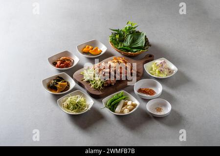 Holzkohle gegrillte Spareribs koreanisches Gericht gegrilltes Schweinebauch mariniert gegrillte Schweinshaut Kimchi Eintopf, Bohnenpaste Eintopf Stockfoto