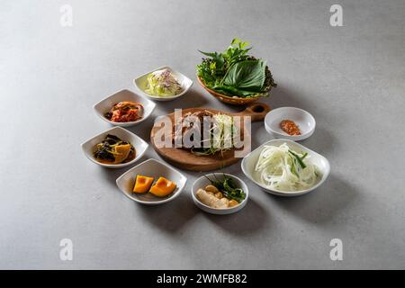 Holzkohle gegrillte Spareribs koreanisches Gericht gegrilltes Schweinebauch mariniert gegrillte Schweinshaut Kimchi Eintopf, Bohnenpaste Eintopf Stockfoto