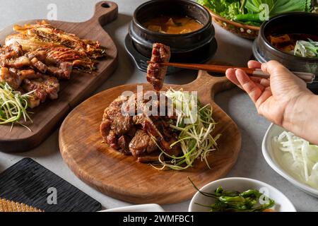 Holzkohle gegrillte Spareribs koreanisches Gericht gegrilltes Schweinebauch mariniert gegrillte Schweinshaut Kimchi Eintopf, Bohnenpaste Eintopf Stockfoto