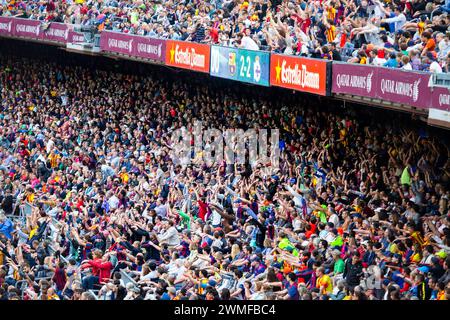 FANS, BARCELONA FC, TITELFEIER 2015: IT's a Mexican Wave. Barcelona-Fans im Camp Nou feiern stilvoll den Titel der La Liga. Das letzte Spiel der Saison 2014-15 in Spanien zwischen Barcelona FC und Deportivo de La Coruna im Camp Nou, Barcelona am 23. Mai 2015. Das Spiel endete mit 2:2. Barcelona feierte den Sieg des Meisterschaftstitels und das letzte Heimspiel von Legende Xavi. Deportiva bekam den Punkt, den sie brauchten, um Abstieg zu vermeiden. Foto: Rob Watkins Stockfoto