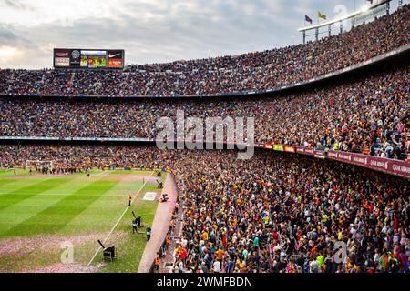 FANS, FC BARCELONA, TITELFEIER 2015: Nach der Siegerparade wird das Feld mit Konfetti überdeckt. Barcelona-Fans im Camp Nou feiern stilvoll den Titel der La Liga. Das letzte Spiel der Saison 2014-15 in Spanien zwischen Barcelona FC und Deportivo de La Coruna im Camp Nou, Barcelona am 23. Mai 2015. Das Spiel endete mit 2:2. Barcelona feierte den Sieg des Meisterschaftstitels und das letzte Heimspiel von Legende Xavi. Deportiva bekam den Punkt, den sie brauchten, um Abstieg zu vermeiden. Foto: Rob Watkins Stockfoto