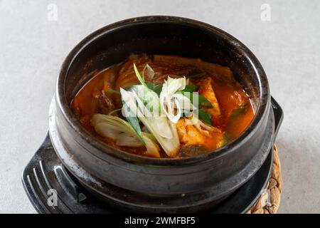 Holzkohle gegrillte Spareribs koreanisches Gericht gegrilltes Schweinebauch mariniert gegrillte Schweinshaut Kimchi Eintopf, Bohnenpaste Eintopf Stockfoto