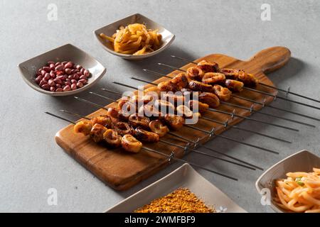 Gebratener Knorpel koreanisches Gericht Orgelspieße gegrillte Lammkoteletts Lammspieße Malatang Stockfoto